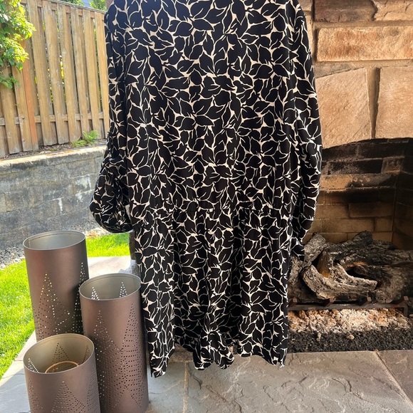 Elegant Black and White Patterned Loft Jumper - Picture 3 of 4